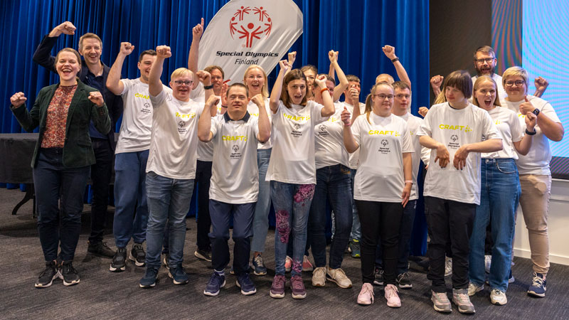 Iloisia Special Olympics -urheilijoita tuulettamassa yhdessä Paralympiakomitean / Special Olympics Finlandin ja Fazerin / Oululainen Reilun henkilöstön kanssa.